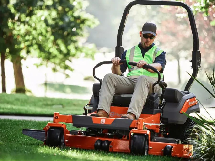 Primerjava sedežnih kosilnic: rider kosilnica, zero-turn kosilnica ali vrtni traktor